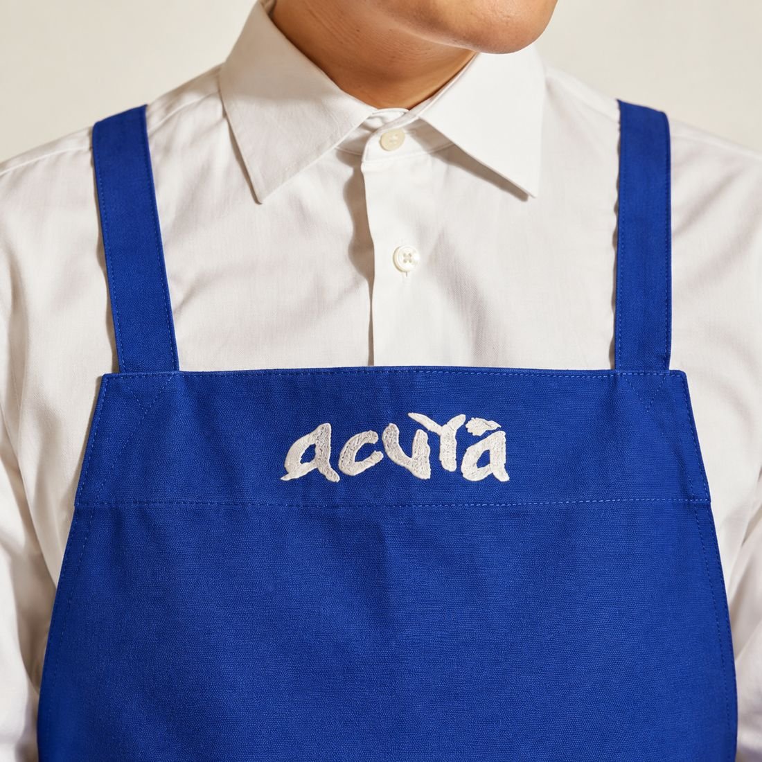 Delantal azul con el logotipo Acuyá bordado