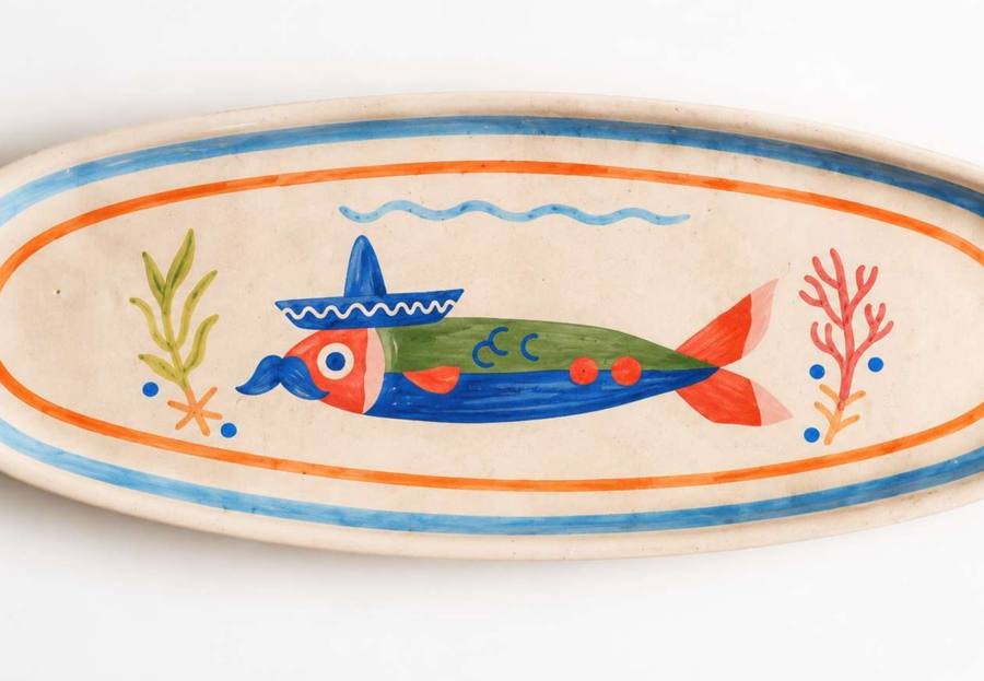 Plato de cerámica pintado a mano con la sardina bigotona